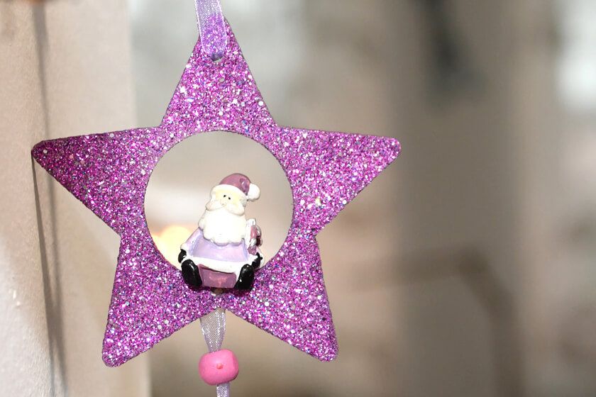 Seniorin sitzt im Rollstuhl und wird umsorgt